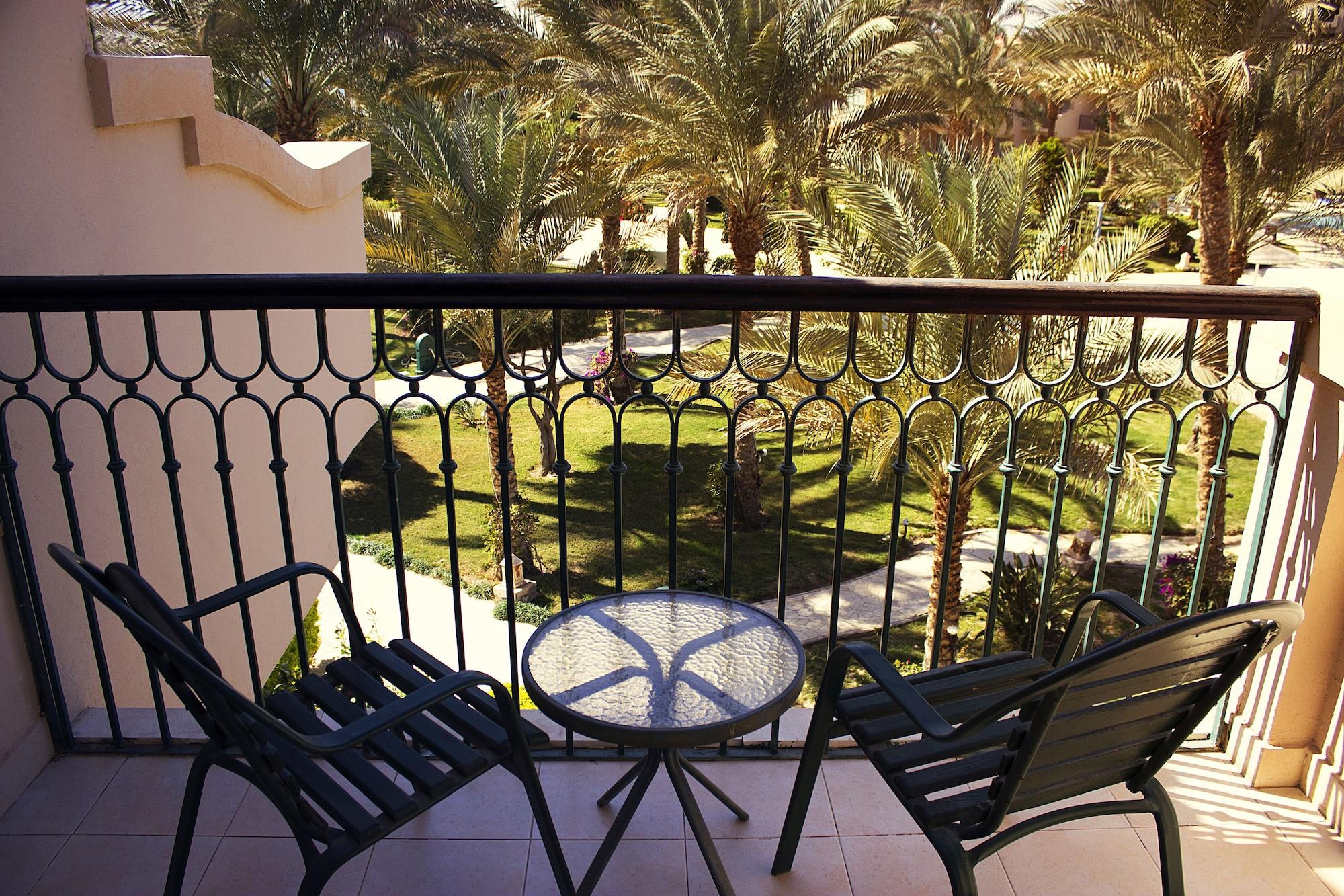 Pyramisa Beach Resort Sahl Hasheesh Hurghada Esterno foto A balcony at the hotel