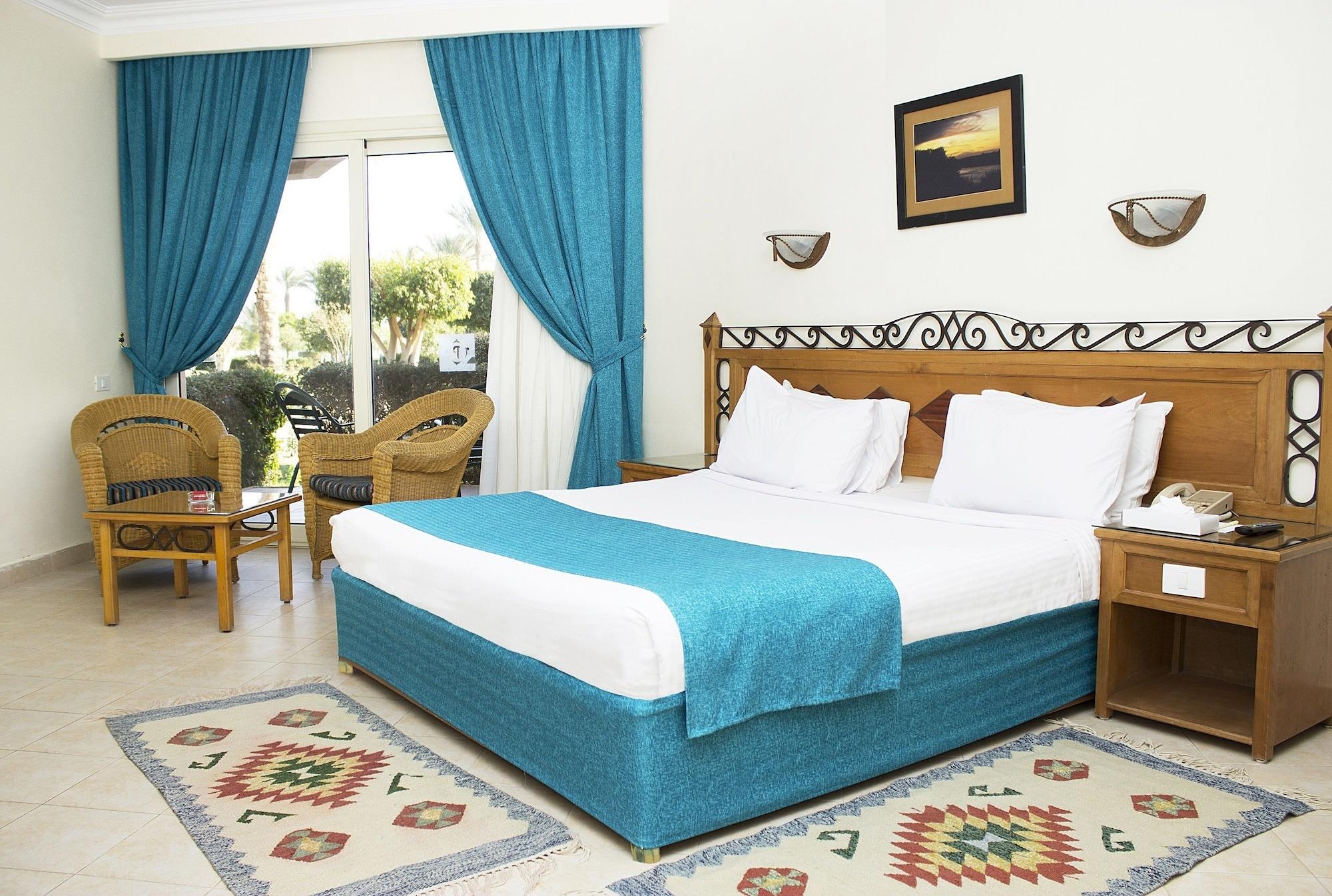 Pyramisa Beach Resort Sahl Hasheesh Hurghada Esterno foto A bedroom in a hotel
