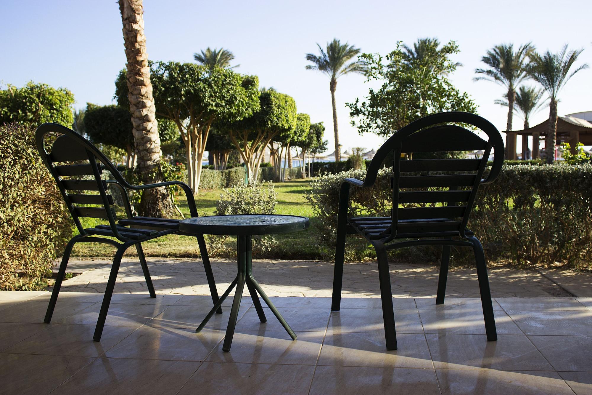 Pyramisa Beach Resort Sahl Hasheesh Hurghada Esterno foto A patio set