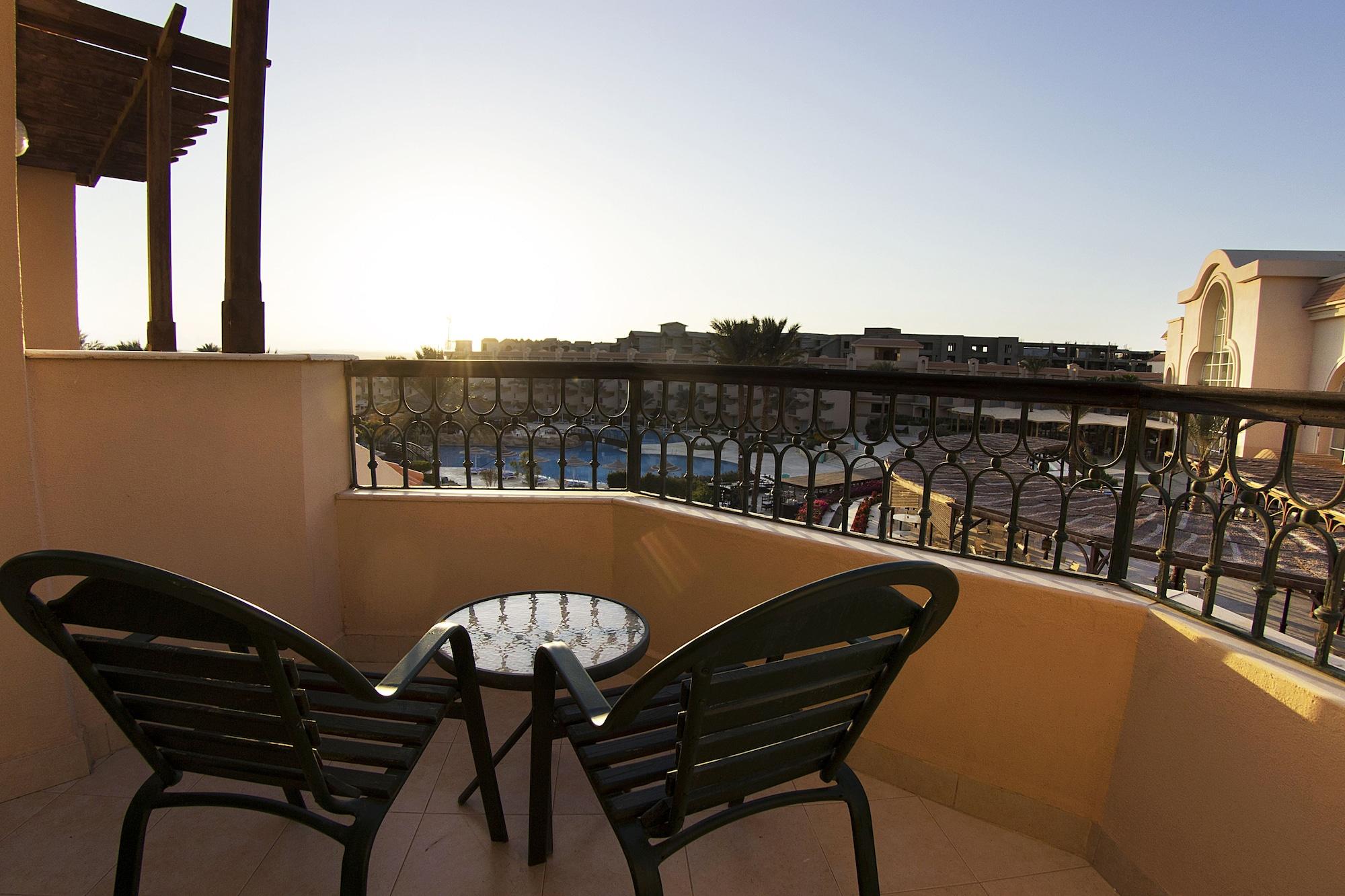 Pyramisa Beach Resort Sahl Hasheesh Hurghada Esterno foto A balcony