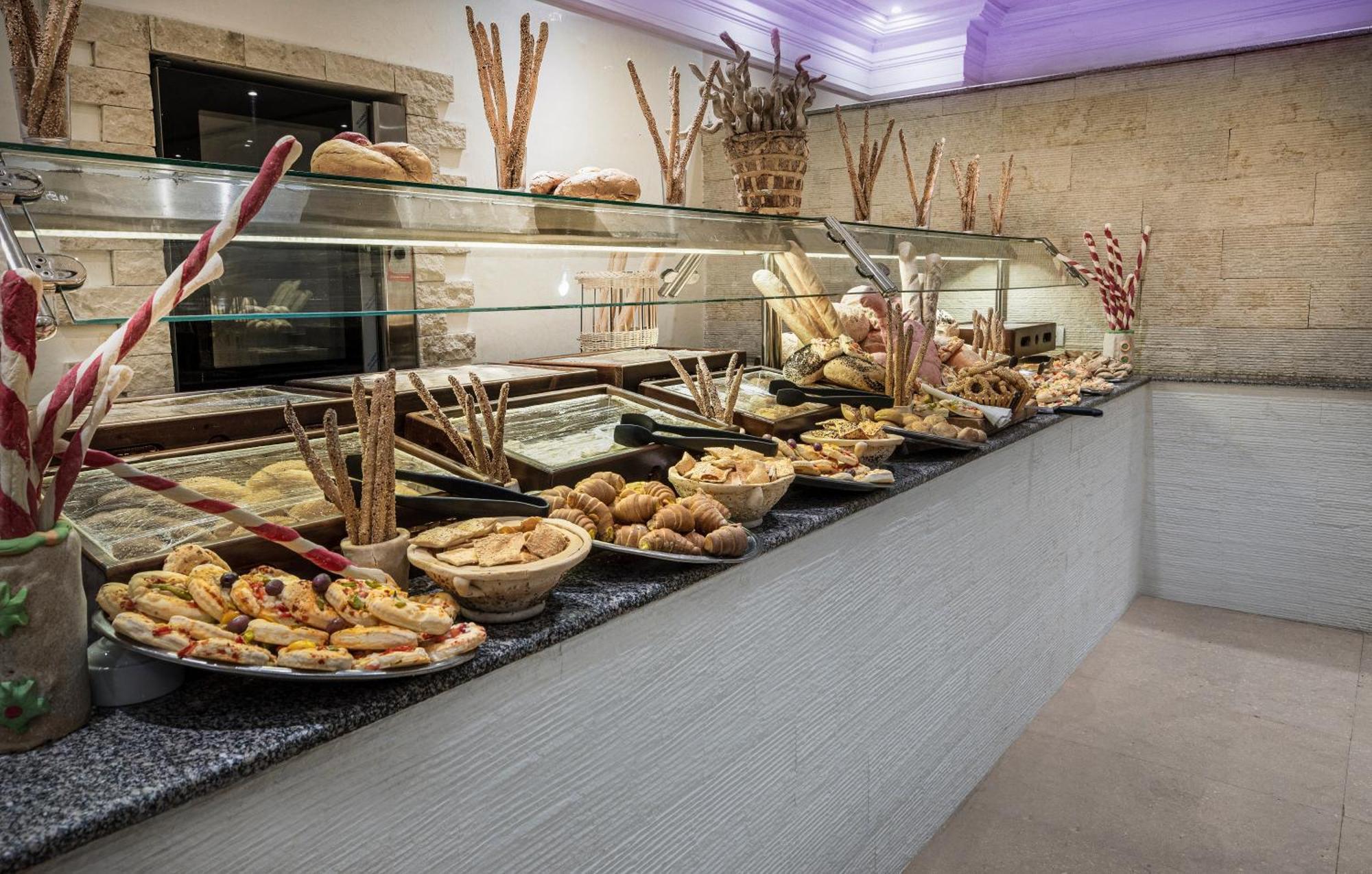 Pyramisa Beach Resort Sahl Hasheesh Hurghada Esterno foto A buffet at a hotel