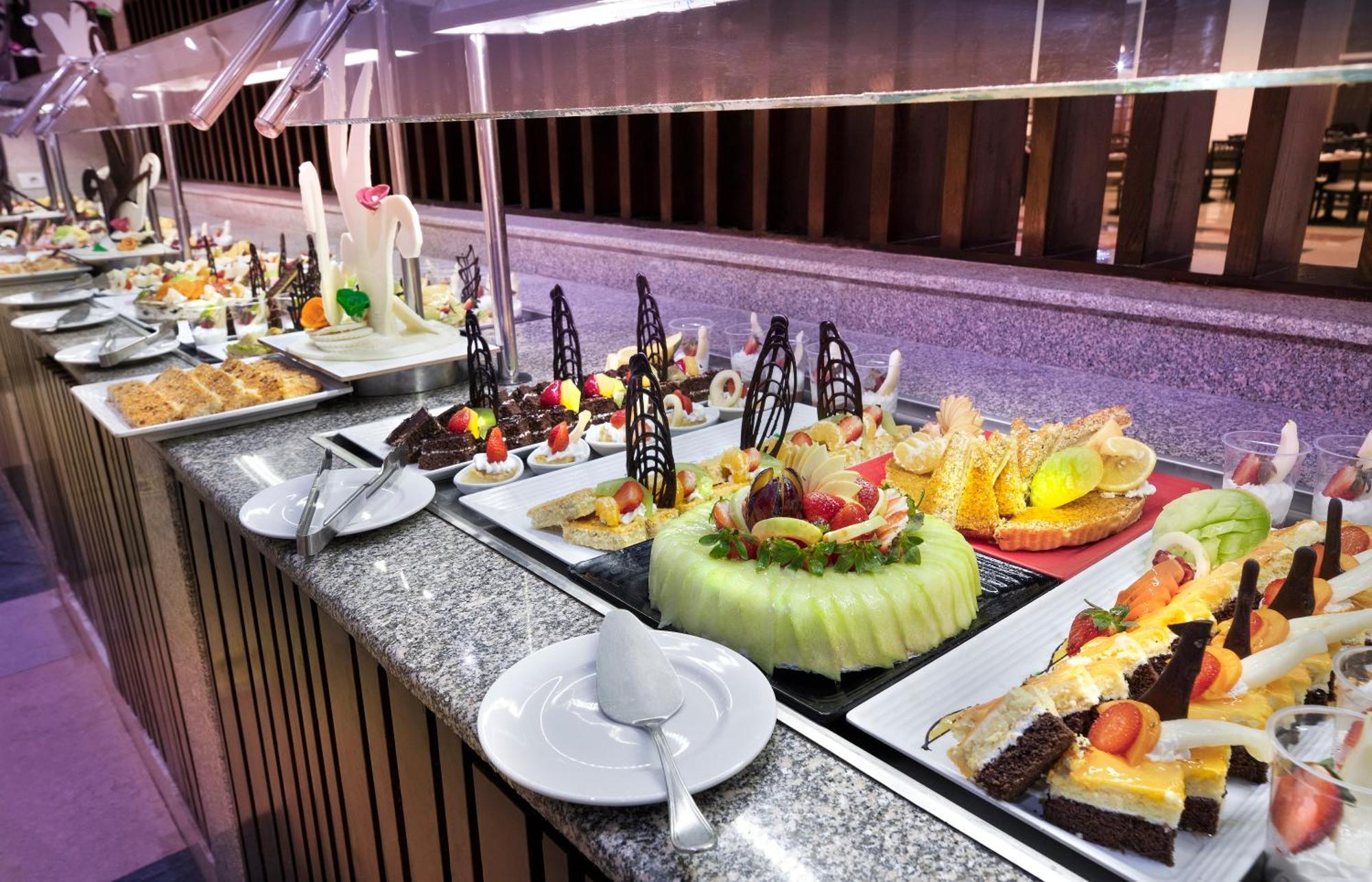 Pyramisa Beach Resort Sahl Hasheesh Hurghada Esterno foto A dessert buffet
