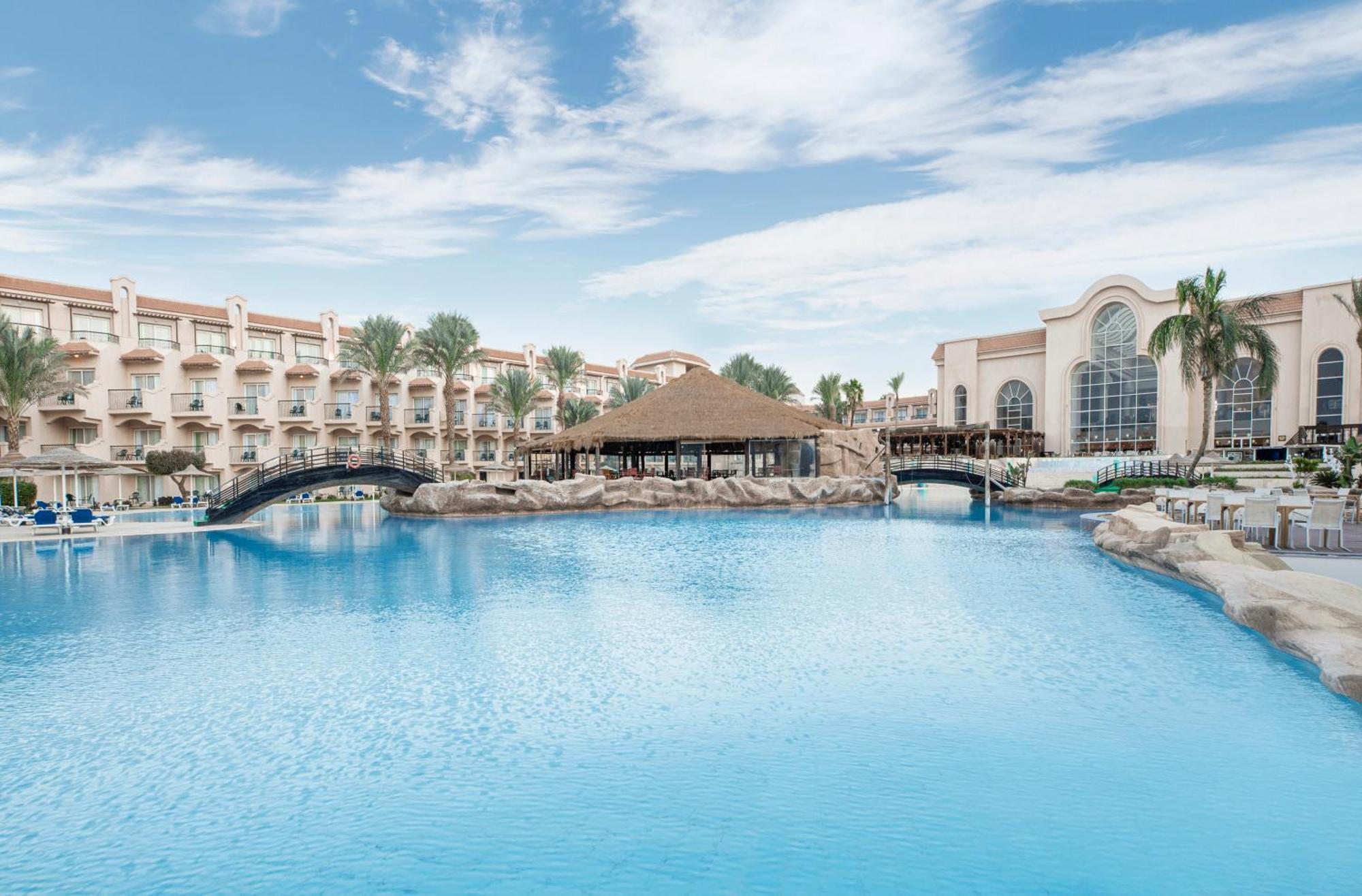 Pyramisa Beach Resort Sahl Hasheesh Hurghada Esterno foto The resort's main pool