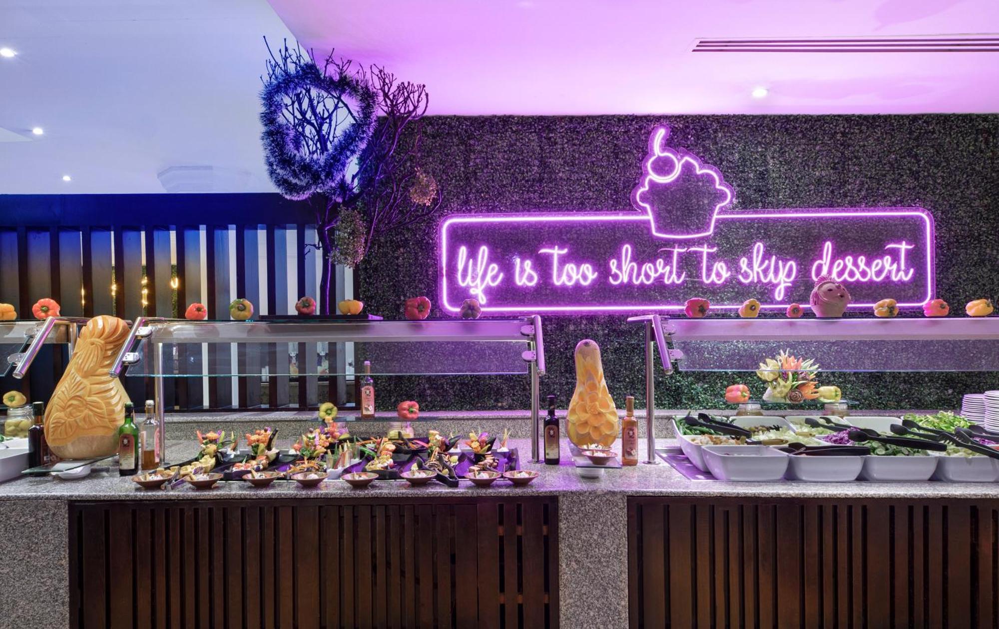 Pyramisa Beach Resort Sahl Hasheesh Hurghada Esterno foto The dessert bar at the buffet