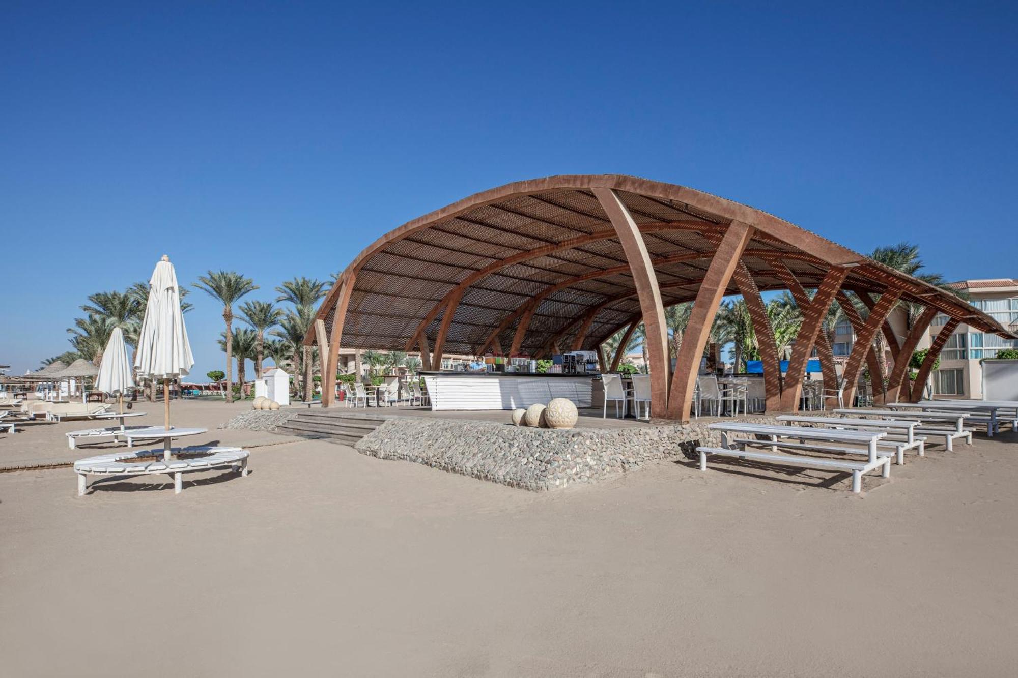 Pyramisa Beach Resort Sahl Hasheesh Hurghada Esterno foto The beach at the resort