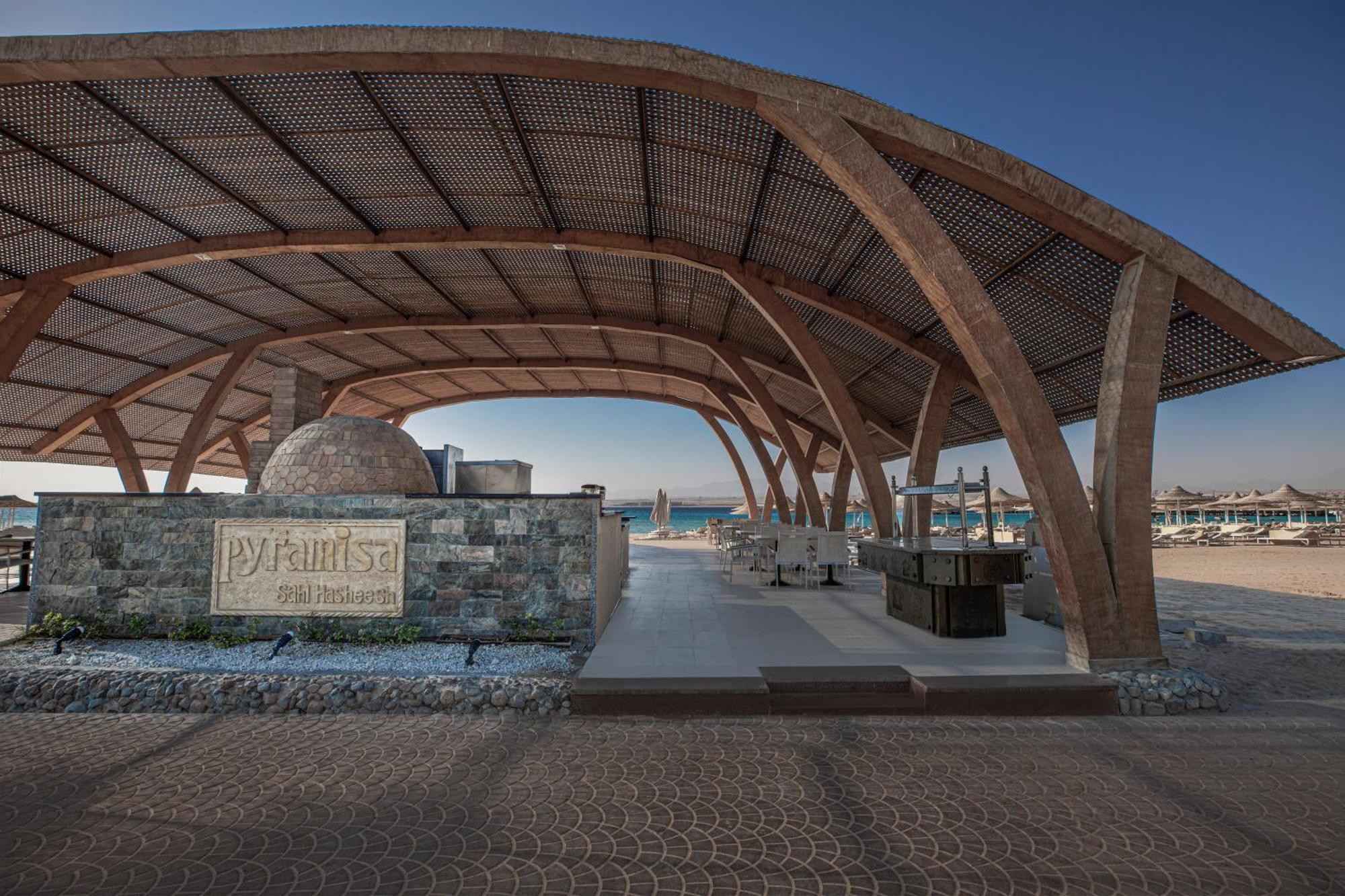 Pyramisa Beach Resort Sahl Hasheesh Hurghada Esterno foto Entrance of Atlantis The Royal