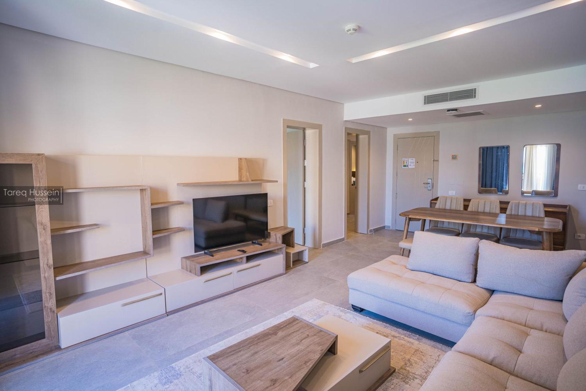 Pyramisa Beach Resort Sahl Hasheesh Hurghada Esterno foto A living room in a typical apartment