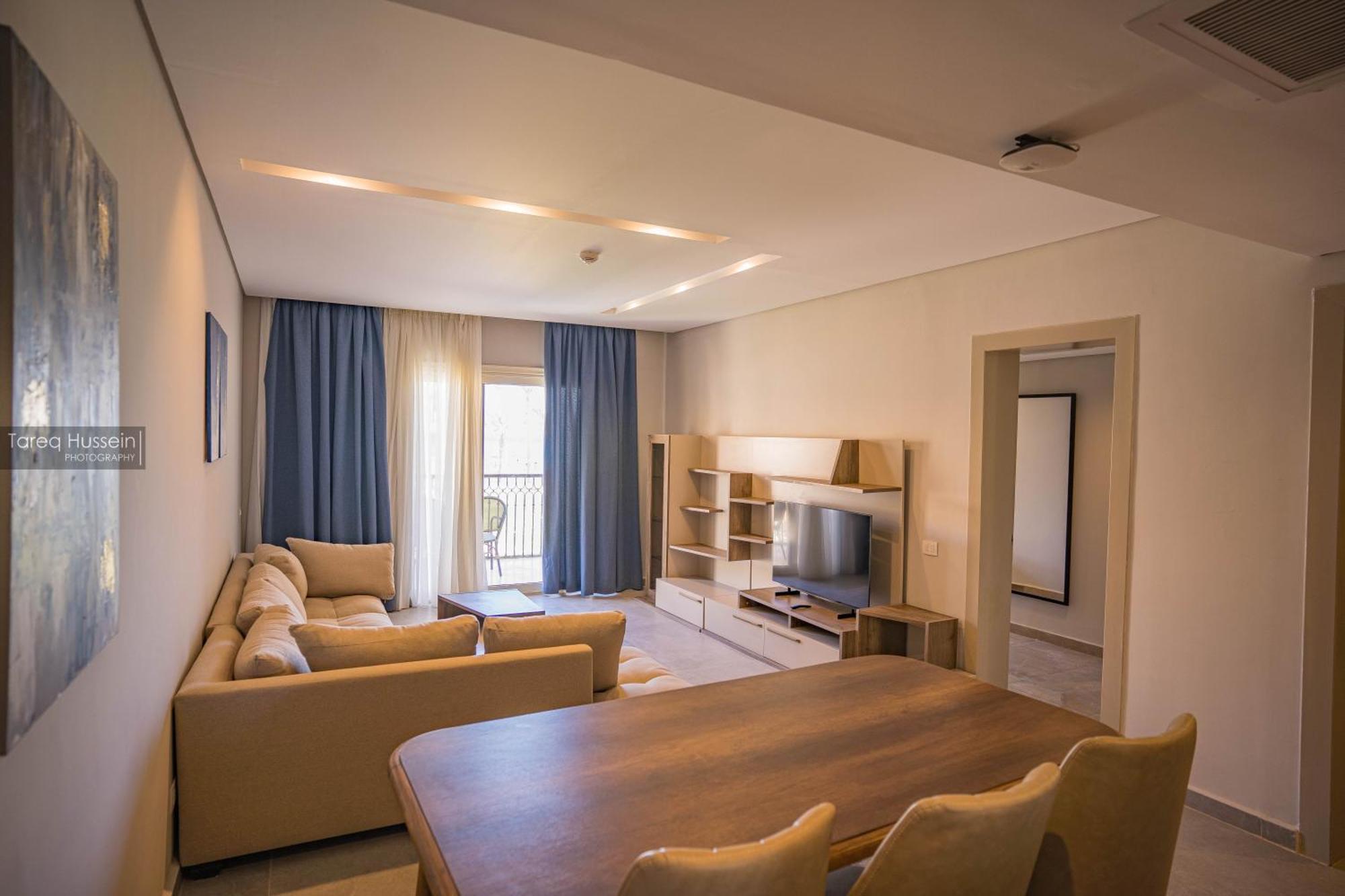 Pyramisa Beach Resort Sahl Hasheesh Hurghada Esterno foto A living room in a typical apartment