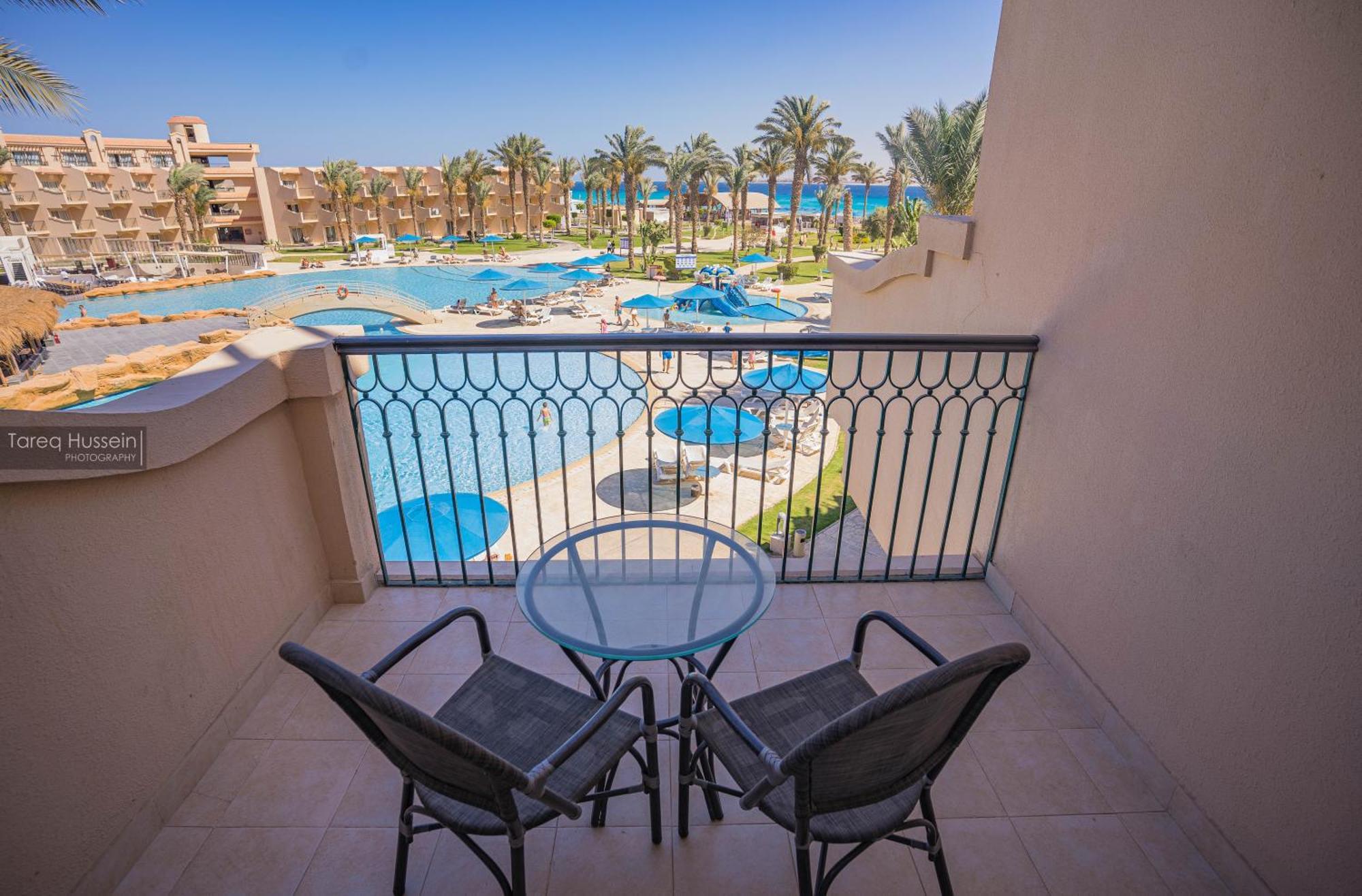 Pyramisa Beach Resort Sahl Hasheesh Hurghada Esterno foto Balcony of a hotel room