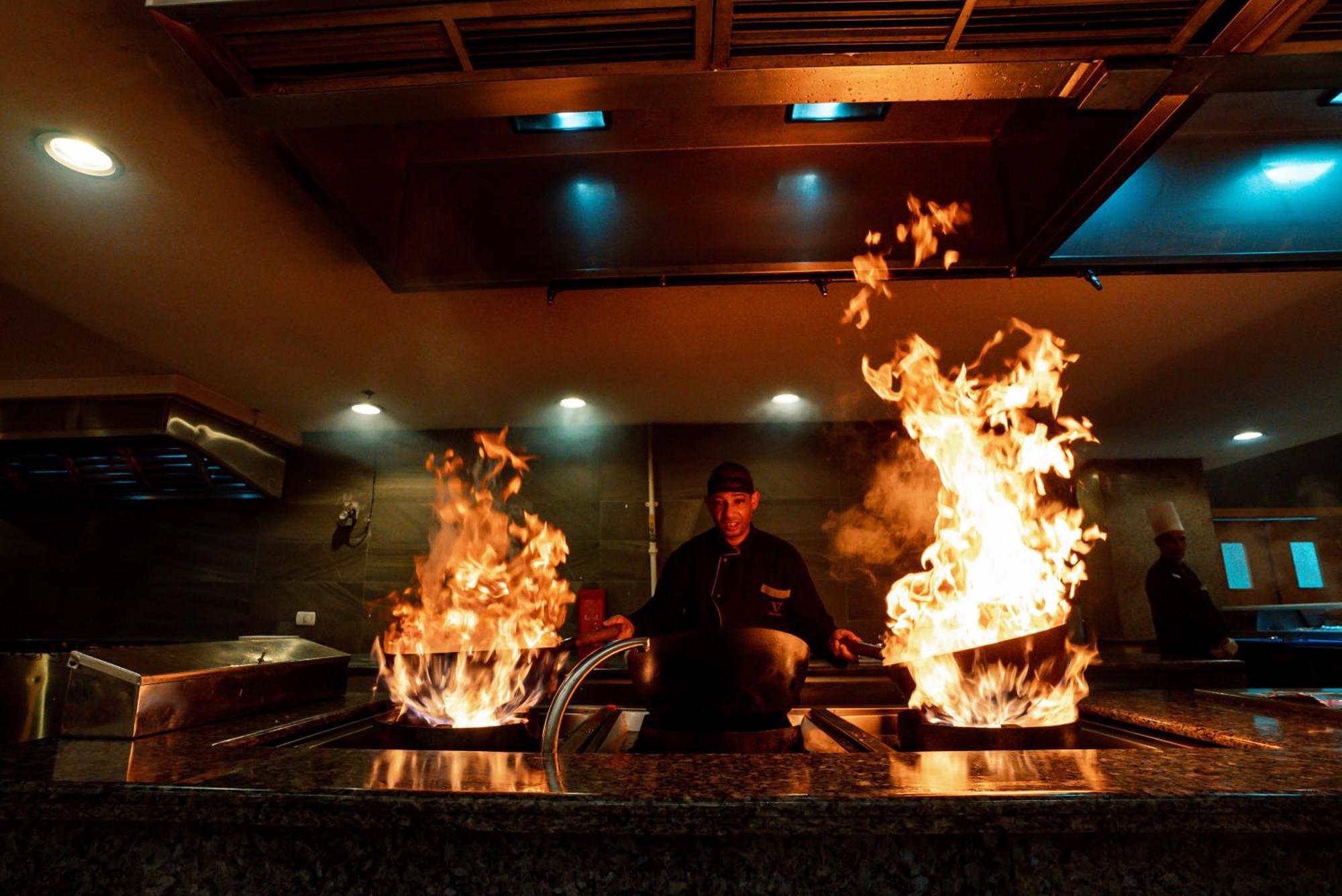 Pyramisa Beach Resort Sahl Hasheesh Hurghada Esterno foto A chef cooking with a wok