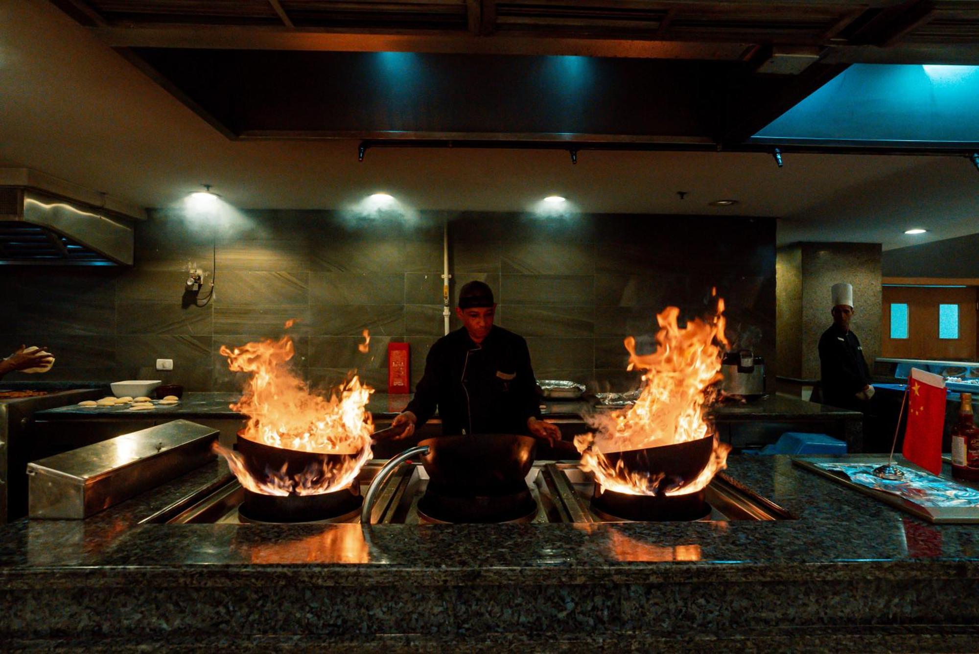 Pyramisa Beach Resort Sahl Hasheesh Hurghada Esterno foto A chef cooking with a wok
